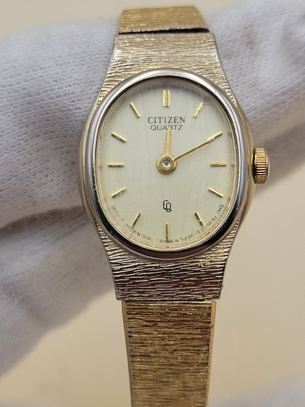 Vtg Citizen Quartz Women's Dress Watch 3220-S16598 Gold Tone Textured Design 80s